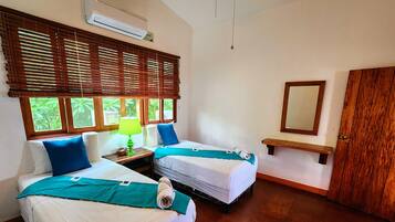 3 quartos, cofres nos quartos, escrivaninha, berço de viagem