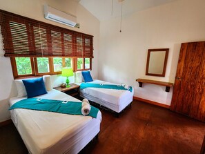 3 quartos, cofres nos quartos, escrivaninha, berço de viagem