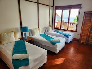 3 bedrooms, in-room safe, desk, travel cot