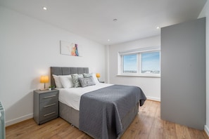 2 bedrooms, iron/ironing board, internet, bed sheets - Skyvillion -2Bed Thames  Apt near ExCel/O2/City AP (Greater London)