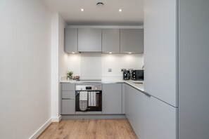 Fridge, microwave, oven, stovetop - Beautiful apartment located next to the River Thames  (Greater London)