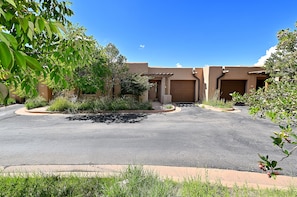 Property grounds - 2 Bedroom, 2 Bathroom Luxury Townhome; 0.3 miles to Canyon Rd; AC; Lovely Views (Santa Fe)