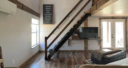 The Barn: Quiet, private, close to town, hot tub & spacious views.