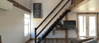 The Barn: Quiet, private, close to town, hot tub & spacious views.