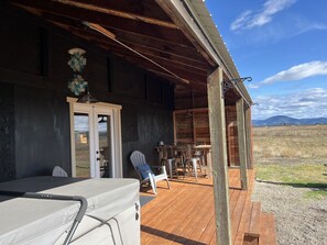 Outdoor dining - The Barn: Quiet, private, close to town, hot tub & spacious views.  (Post Falls)