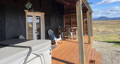 The Barn: Quiet, private, close to town, hot tub & spacious views.