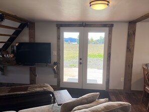 Smart TV, books - The Barn: Quiet, private, close to town, hot tub & spacious views.  (Post Falls)