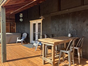 Outdoor dining - The Barn: Quiet, private, close to town, hot tub & spacious views.  (Post Falls)