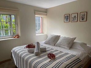 3 chambres, bureau, chambres insonorisées, fer et planche à repasser