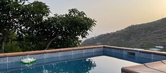 Secluded cottage w pool, oceanside and mountain view, 3BR, 3BA