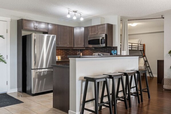 Kühlschrank, Mikrowelle, Ofen, Herdplatte