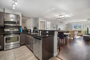 Jääkaappi, mikroaaltouuni, uuni, liesi