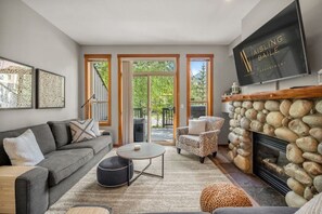 Smart-TV, Kamin, Stereoanlage