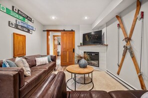 Smart-TV, Kamin, Stereoanlage