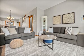 Smart TV, fireplace, stereo