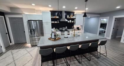 The Narnia Gateway on SLC's East Bench, mins from World Class Skiing, Sleeps 8