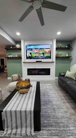Smart TV, fireplace, computer monitors - The Narnia Gateway to Salt Lake's East Bench
 (Sandy)