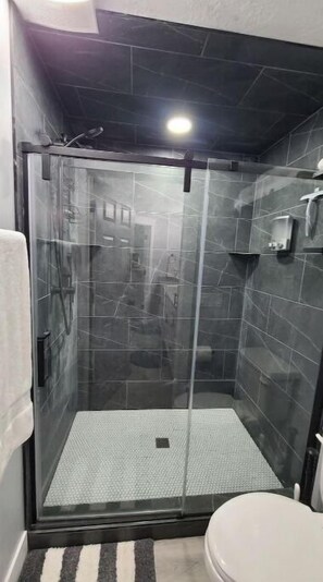 Dusche, Haartrockner, Handtücher, Seife