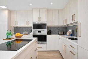 Condo (1 Bedroom) | Private kitchen | Fridge, microwave, oven, coffee/tea maker