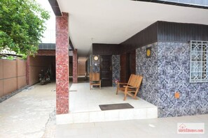 Terrace/patio - Spacious Warm Entire Apartment King Beds Hot Water - Eco-Friendly Energy (Porto-Novo)