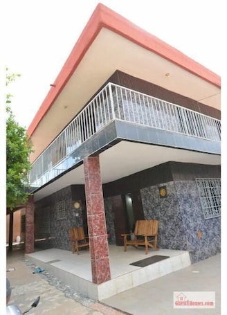 Exterior. Spacious Warm Entire Apartment King Beds Hot Water - Eco-Friendly Energy