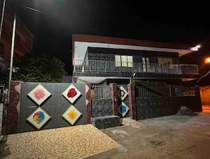 Exterior - Spacious Warm Entire Apartment King Beds Hot Water - Eco-Friendly Energy (Porto-Novo)