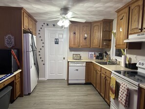 Fridge, microwave, oven, toaster - Trick or Treat Guest Suite (Salem)