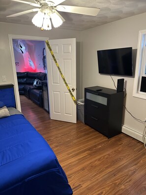 1 bedroom, WiFi, bed sheets - Trick or Treat Guest Suite (Salem)