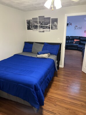 1 bedroom, WiFi, bed sheets - Trick or Treat Guest Suite (Salem)