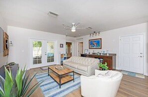 Living area - Crystal Beach Oasis (Palm Harbor)