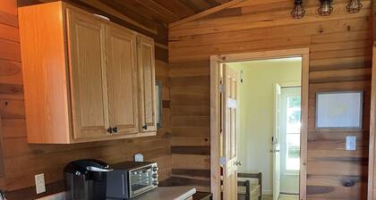 Cozy cabin overlooking Dillsboro and miles of mountains