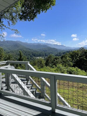 Property grounds - Cozy cabin overlooking Dillsboro and miles of mountains (Sylva/Dillsboro)