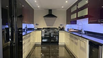 雪櫃、微波爐、焗爐、洗碗機