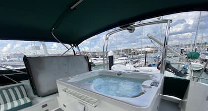 Classic Yacht Nadine with Hot Tub, Poole Harbour Bay