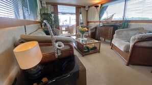 Ein gemütliches Interieur mit einer Couch, einem Couchtisch und einer Lampe.