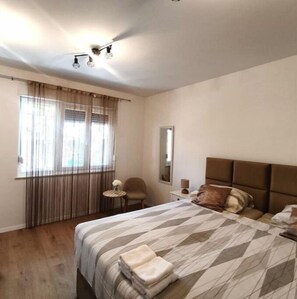 1 makuuhuone, silitysrauta/-lauta, vauvan matkasänky, ilmainen Wi-Fi