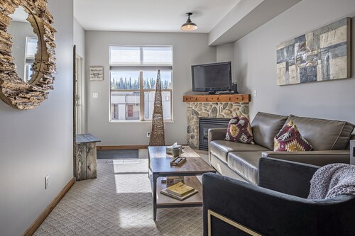 Ground floor 1 bedroom + alcove condo - great access to trails and village