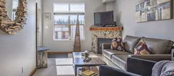 Ground floor 1 bedroom + alcove condo - great access to trails and village