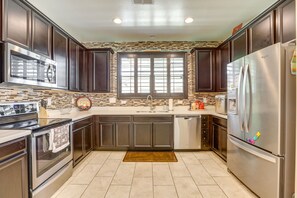 Microondas, horno, placa de cocina y lavavajillas