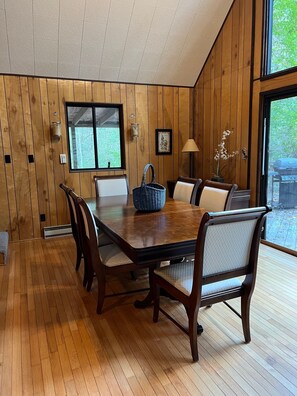 Dining - Cozy Chalet bordering Shenandoah Park near Massanutten Resort and Skyline Drive. (Elkton)