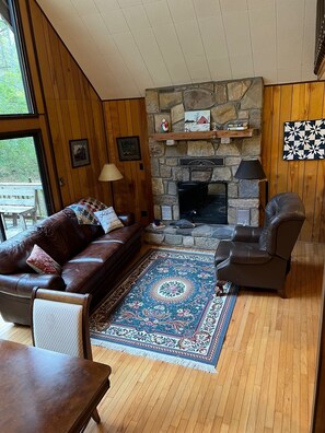 Smart TV - Cozy Chalet bordering Shenandoah Park near Massanutten Resort and Skyline Drive. (Elkton)