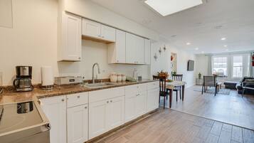 Apartemen (2 Bedrooms) | Dapur pribadi | Microwave, oven, kompor, dan bumbu