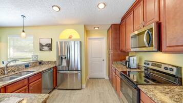 House (4 Bedrooms) | Private kitchen | Microwave, oven, stovetop, dishwasher