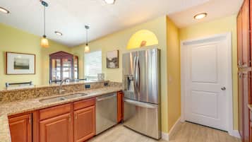 House (4 Bedrooms) | Private kitchen | Microwave, oven, stovetop, dishwasher