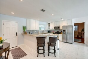 Microwave, oven, stovetop, dishwasher - Waterfront Jacksonville Retreat w/ Boat Dock! (Jacksonville)