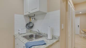 Apartment (1 Bedroom) | Private kitchen | Microwave, oven, stovetop, blender