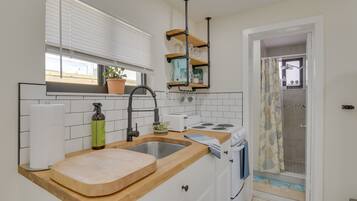 Microwave, oven, stovetop, cookware/dishes/utensils