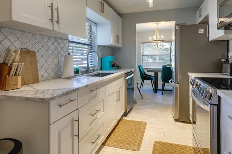 House (3 Bedrooms) | Private kitchen | Paper towels