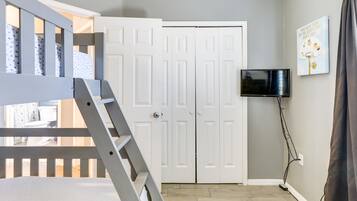 3 kamar tidur, setrika/meja setrika, dan seprai linen