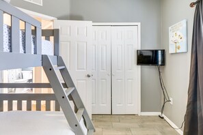 3 bedrooms, iron/ironing board, bed sheets - Pet-friendly Tampa Retreat w/ Kayak, Near Beaches! (Tampa)